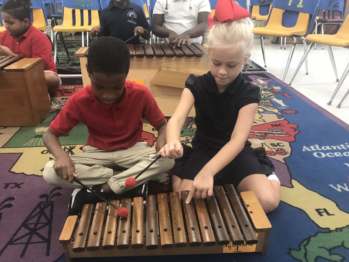 RHMusic6's tweet photo. These kids are ready to learn! When I told Ms. Williams’ class “I have a challenge for you” they erupted with “Yays!” They definitely rose to it and figured out how to play our melody with their partners! #challengeaccepted #teamwork #showingagency @ibpyp @HCPSRiverhills @HCEMEC https://t.co/ly1Vf42dKu