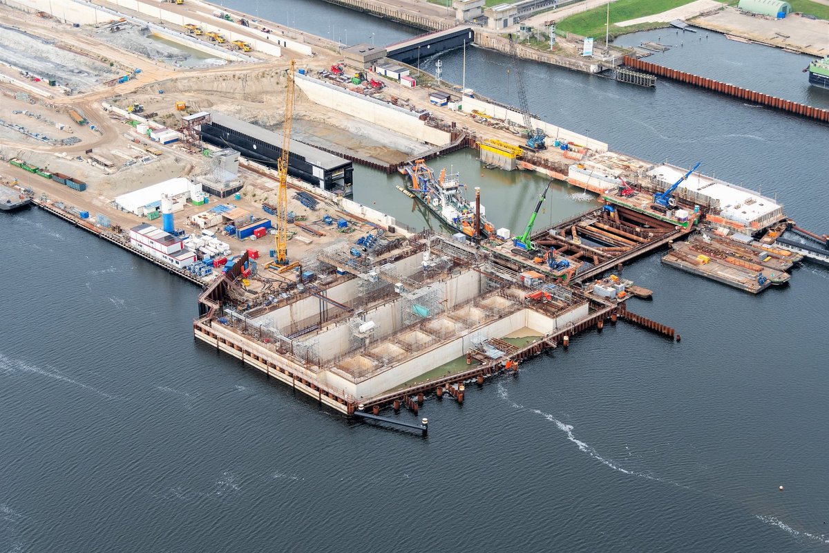 Tweede deurkas nieuwe zeesluis IJmuiden succesvol afgezonken vhbinfra.nl/nl/over-ons/ni…