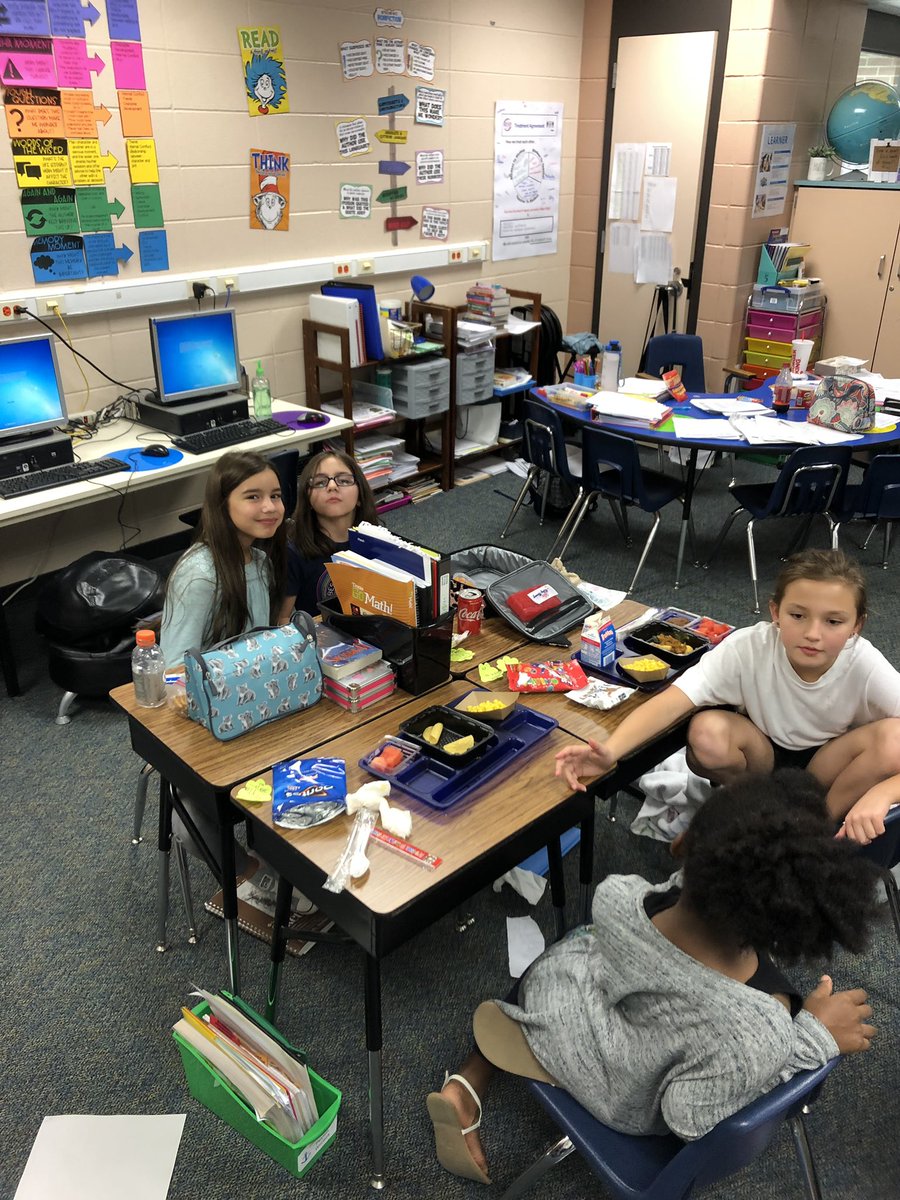Parks_516's tweet photo. Pre-poetry picnic! Lunch in the classroom. @KuehnleKISD https://t.co/vEXehGCSYM