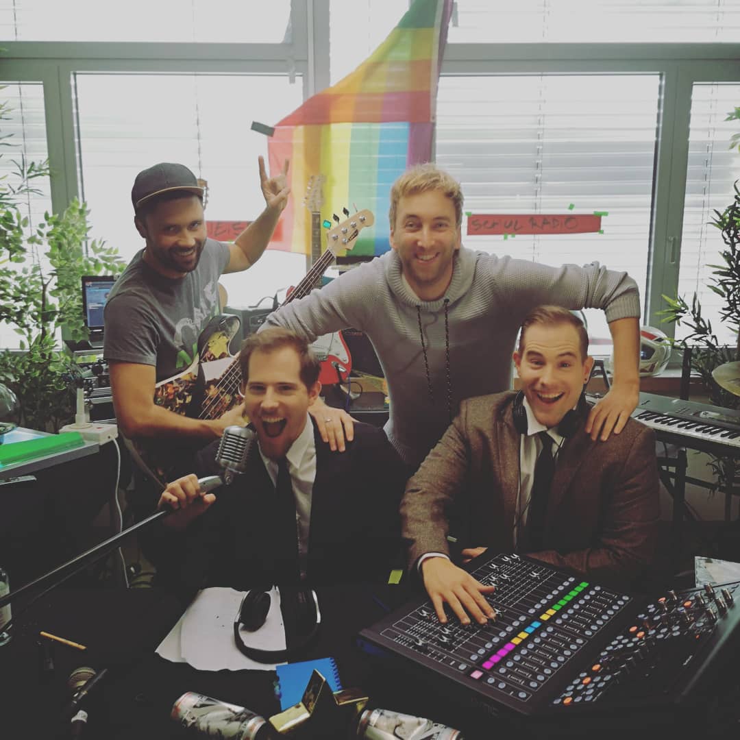 Heute waren die netten Jungs von <a href="/twintvofficial/">World Wide Wohnzimmer</a> bei uns!
Es hat mega Spaß gemacht und somit war es ein erfolgreicher siebter Drehtag 🥳
<a href="/freshtorge/">Freshtorge</a> und Michael David Pate waren auch begeistert.