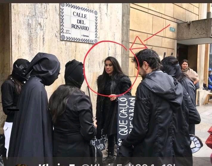 Dirigiendo a los encapuchados, en la marcha de los estudiantes; ¿alguien la conoce? https://t.co/4Ms136Y53K