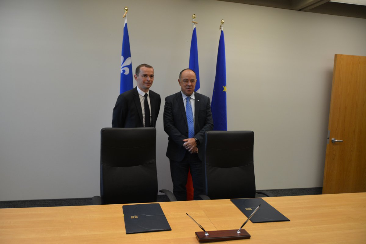 FranceQC's tweet photo. Signature d'une nouvelle entente de coopération #CoopFrQc #France #Quebec sur la fonction publique #modernisation #numerique ce midi avec @olivierdussopt et @cdube_tresor @GouvQc @gouvernementFR @dgafp et échanges de cadeaux https://t.co/nT9ejSOKLG