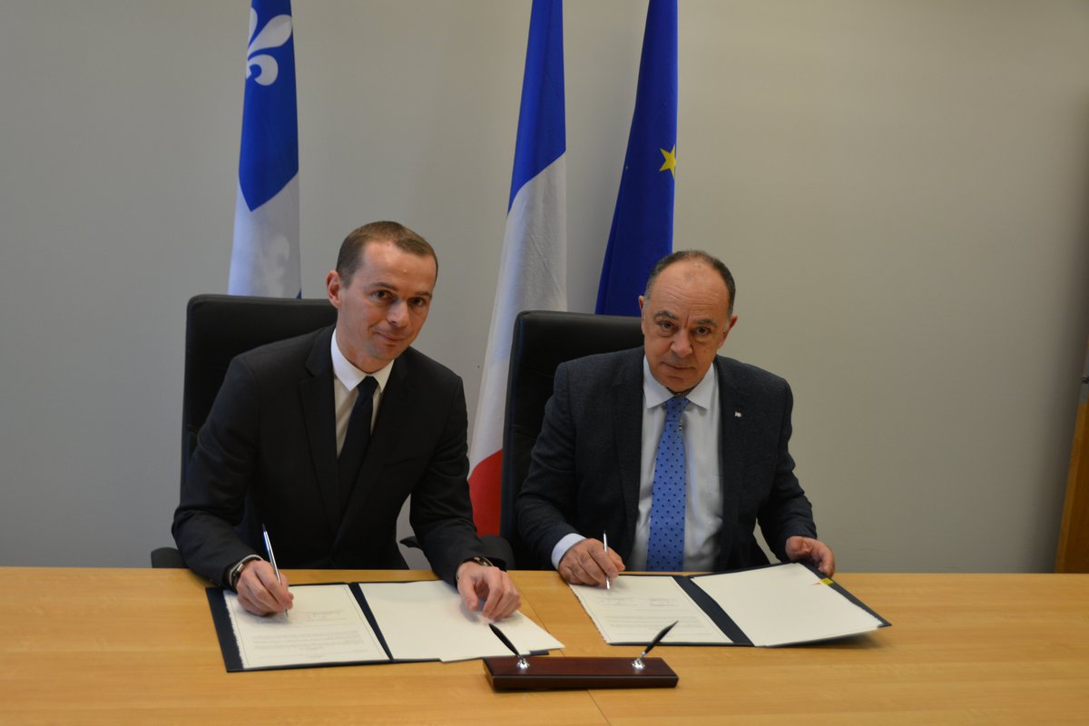FranceQC's tweet photo. Signature d'une nouvelle entente de coopération #CoopFrQc #France #Quebec sur la fonction publique #modernisation #numerique ce midi avec @olivierdussopt et @cdube_tresor @GouvQc @gouvernementFR @dgafp et échanges de cadeaux https://t.co/nT9ejSOKLG