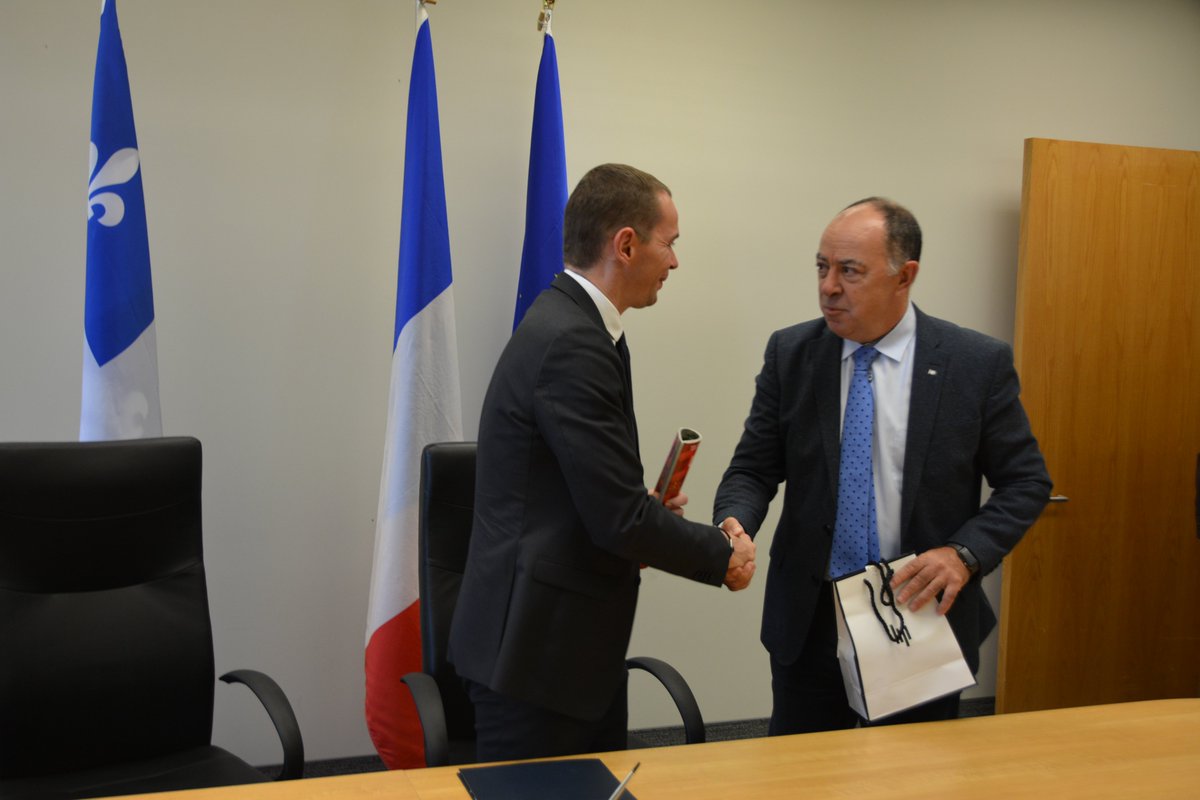 FranceQC's tweet photo. Signature d'une nouvelle entente de coopération #CoopFrQc #France #Quebec sur la fonction publique #modernisation #numerique ce midi avec @olivierdussopt et @cdube_tresor @GouvQc @gouvernementFR @dgafp et échanges de cadeaux https://t.co/nT9ejSOKLG