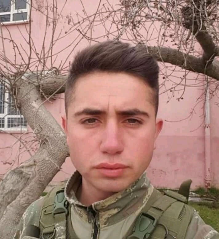 EY BU TOPRAKLAR İÇİN TOPRAĞA DÜŞMÜŞ ASKER, GÖKTEN ECDAD İNEREK ÖPSE O PAK ALNI DEĞER.

#BarışPınarıHerakatı'nın ilk şehidi Ahmet Topçu. Mekanın cennet olsun bu millet seni UNUTMAYACAK !