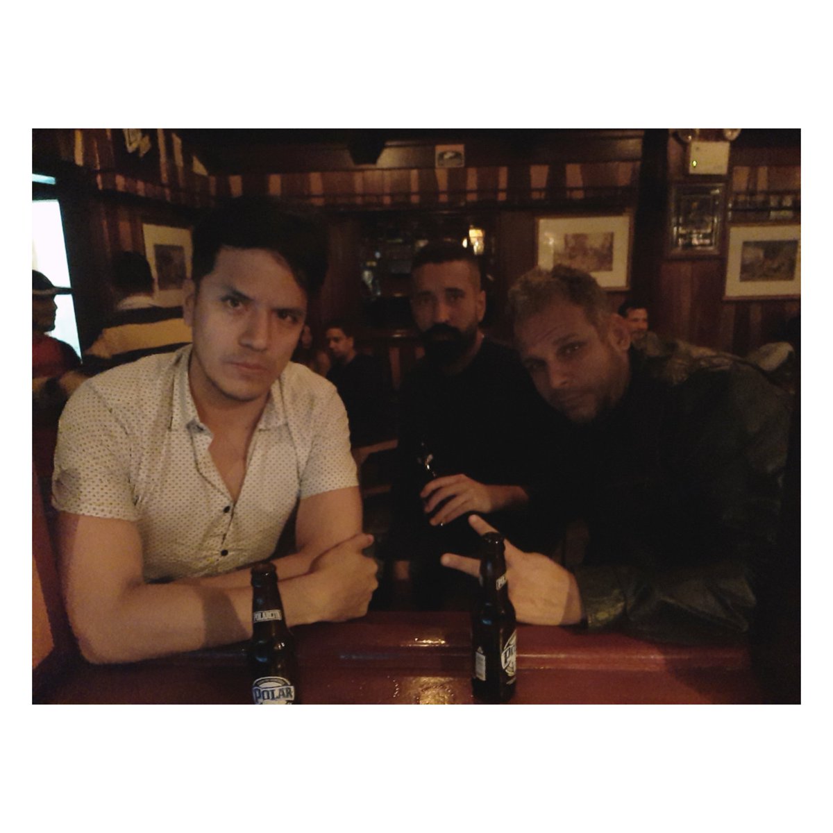 Mientras nos tomamos unas birras 🍺, pensamos en cuáles van a ser los temas que vamos a tocar este sábado 12 de octubre en el evento final del #VivaRockLatino en @hardrockcaracas