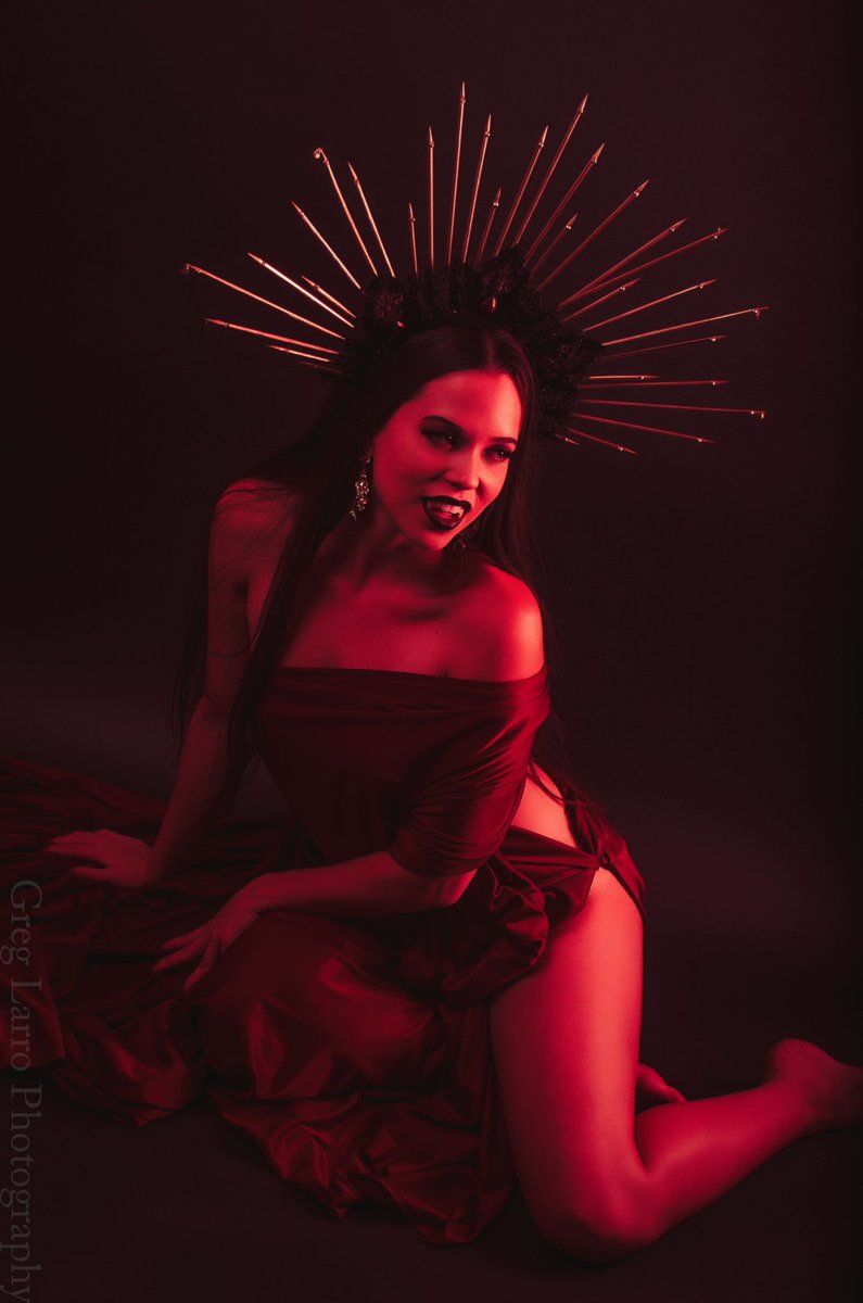 pixiepetal93's tweet photo. My friend looking through my shoot pics: “ you’re literally snapping necks” #halloween #vampire https://t.co/W6QVlW8yjP