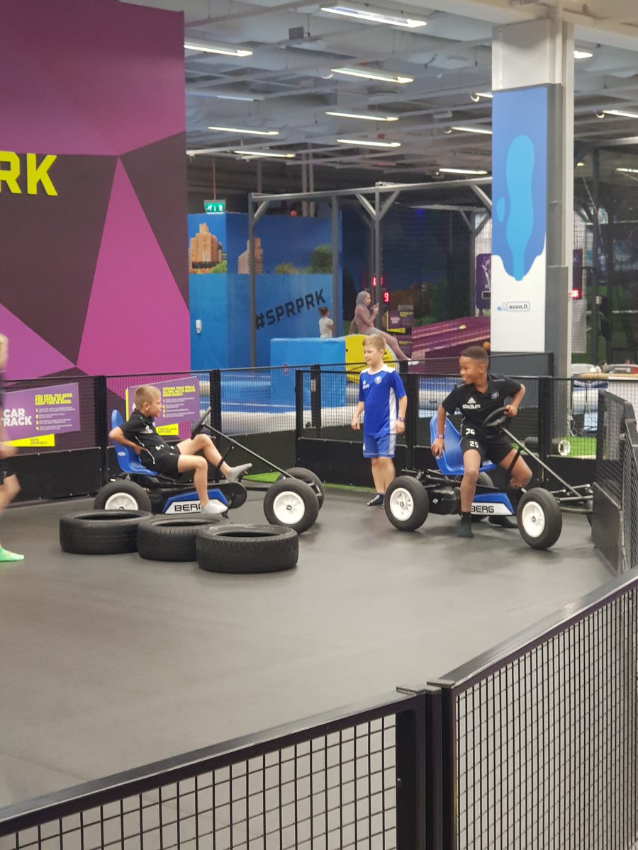 hjk09sininen's tweet photo. Tänään juhlittiin kauden päättäjäisiä Espoon SuperParkissa🎉
Hauskaa oli😊🤸‍♂️
#kaudenpäätös #superpark #hjk09sininen #funtime https://t.co/BJGkuUTnRf