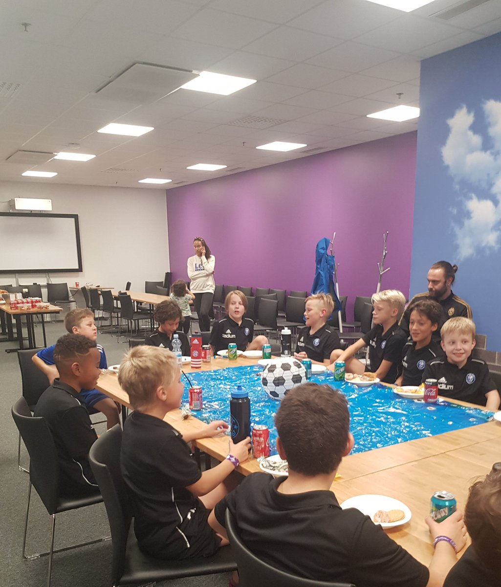 hjk09sininen's tweet photo. Tänään juhlittiin kauden päättäjäisiä Espoon SuperParkissa🎉
Hauskaa oli😊🤸‍♂️
#kaudenpäätös #superpark #hjk09sininen #funtime https://t.co/BJGkuUTnRf