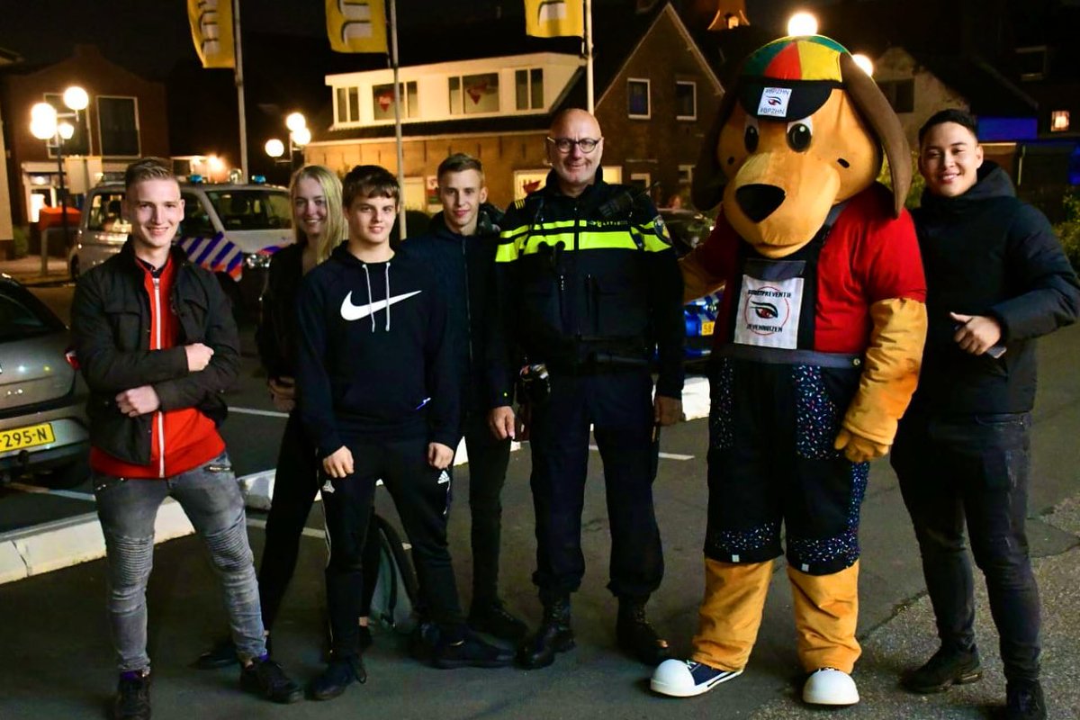 r_ijsselstijn's tweet photo. Zojuist prijsuitreiking mogen doen bij #boefindewijk #Zevenhuizen. Alle winnaars gefeliciteerd! Een mooi spel in @WvdVeiligheid. Het stelletje boeven en @BuurtP7huizen @Pol_WveenZuidpl @HHZuidplas bedankt voor organisatie en enthousiaste deelname! (Foto’s @siarella99) @zuidplas https://t.co/lW4ndok52K