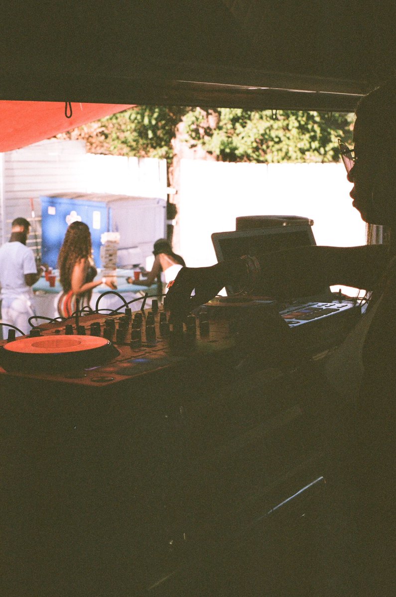 DJCropTopTot's tweet photo. Dreams Come True! I got to DJ on a food truck for #RiddimNSpice! @ZEZUS__ snapped on the pics! Tonight we go up w/#FUNKYTENN at Flamingo! Pull up! #NASHVILLE https://t.co/BSeVX2pobl