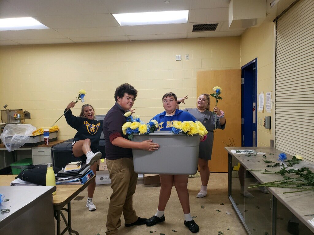 SM_DECA's tweet photo. don’t forget to pick up your mums between 7am and noon tomorrow in the DECA Depot!!! ~there will be extras for purchase~💛🌼 https://t.co/YEnaLQNB73