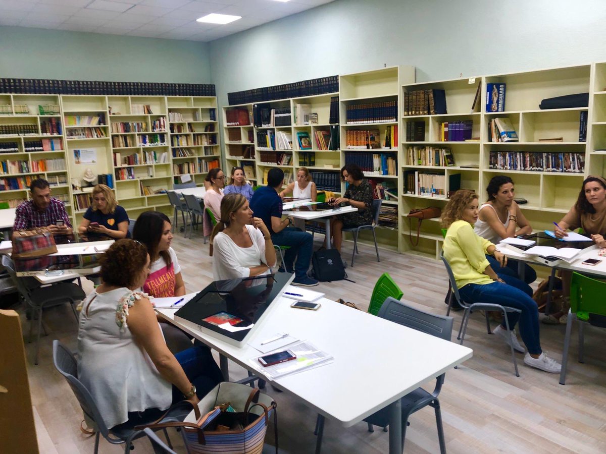 sjc_feye's tweet photo. Formación sobre el manejo de iPads en el aula en Ed. Infantil y Ed. Primaria. Gracias a @AnaZamora77 y a @jvcliment por compartir sus conocimientos con el claustro. 
#colegiosfeye  #creciendocontigo https://t.co/vCX1T92fSi