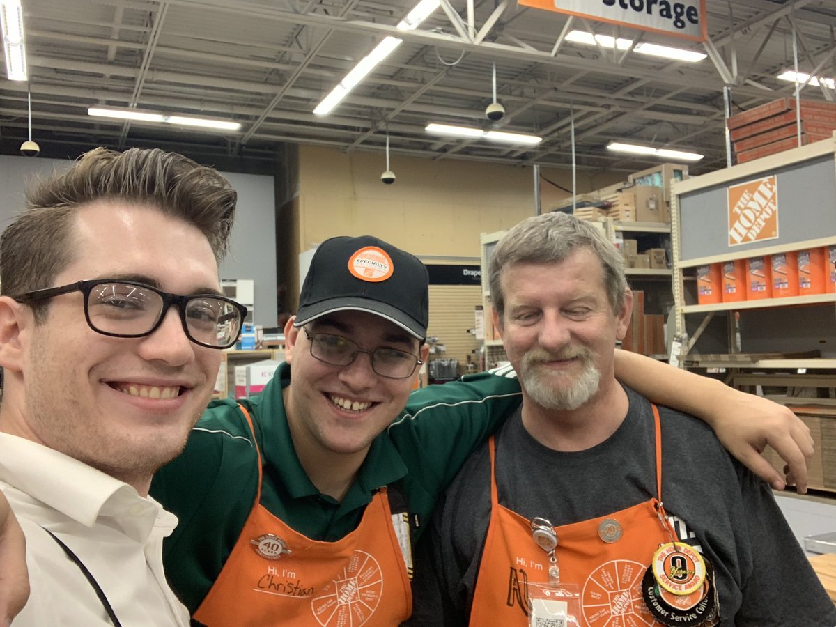HDI_531's tweet photo. #InHomeDesigner Sebastian had the opportunity to see the folks in Harrisonburg and discuss what #MakeoverMagic is and how to #SetDaLead! #OneTeam #teamworkmakesthedreamwork @JMHagner @XConnollyJr @KevinKeeneTHD @gloria_terri https://t.co/Q1NU2B2aum