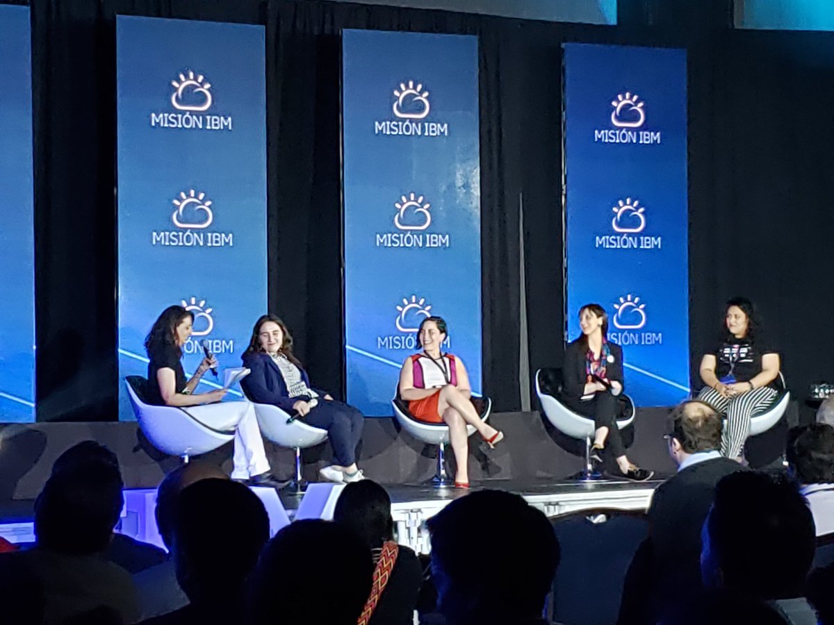 eduardoquiroga's tweet photo. En #IBMCLOUDCL @Laboratoriala motivando la participación, innovación y empleabilidad. Rompiendo las barreras del género expone @anabellmora con gran entusiasmo y calidad, ejemplo a seguir y colaborar #FIUNAB  @uandresbello presente en el evento https://t.co/a2Xbs2XlFm