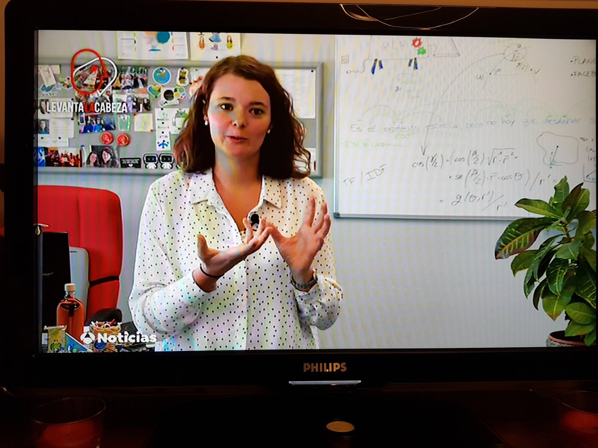 Gran mis compañeras del <a href="/IIConocimiento/">IIC</a> explicando cómo enseñar hablar a las máquinas <a href="/tweetmench/">Carmen Torrijos</a> <a href="/marta_mgn/">Marta Guerrero</a> y helena #linguisticacomputacional #pln