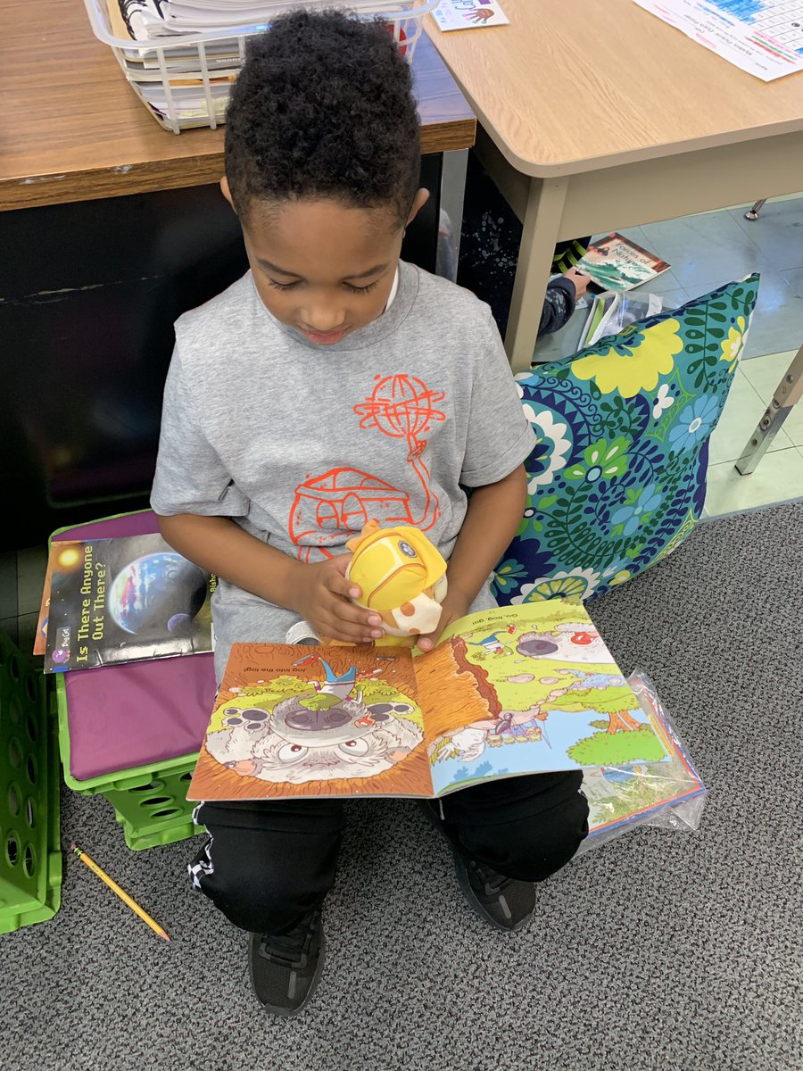 PicconeDanielle's tweet image. Our class loved reading to a stuffed animal buddy today🧸. Thank you @JulieParsons203! @WestRidgeGreece @ShannonCHeller @GCSDsuper @PettiferSuz
