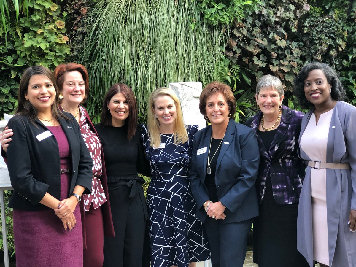 IsmatAtUSBank's tweet image. Had a great time in Charlotte at our Women in Banking employee event. Loved the honest questions, enthusiasm and being surrounded by strong women who are powerhouses and incredible contributors to @USBank. Glad to see so many men in attendance as allies too. #USBankLife