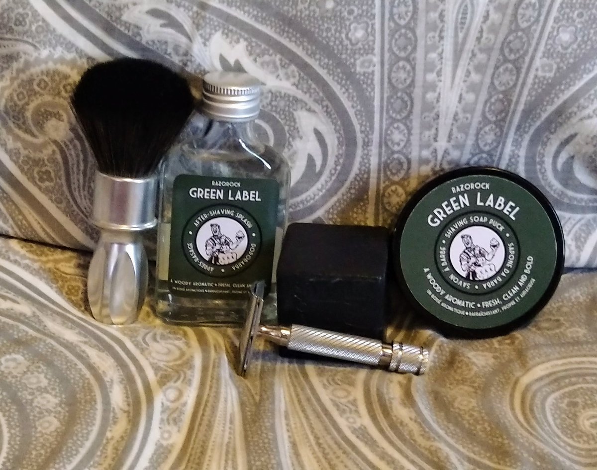 theshavingguy's tweet photo. Fantastic #SOTD @razorockJoe The Game Changer. #RazoRock400 Green Label.Charcoal Lime pre shave. I don't like to spend 10mins on building lather, the Triple milled Green Label exploded off the brush in no time, the scent is fresh and up to date #GoodStink
#wetshaving https://t.co/h9qIO8gf1I