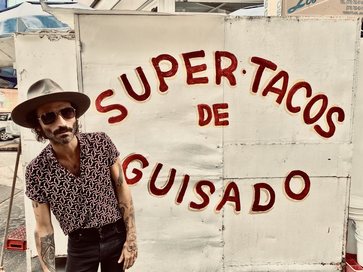 Mañana viernes, a las 9pm, nos vemos en <a href="/el_plaza/">Plaza</a> Condesa, CDMX 🇲🇽!!
Corran, quedan muy pocos boletos!!
🎟️👉🏽bit.ly/Leiva_TM