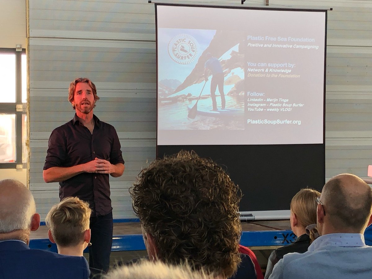 Dag van de Duurzaamheid! Inspirerende keynote van <a href="/merijntinga/">Plastic Soup Surfer ~ Merijn Tinga</a> op bijeenkomst ondernemersvereniging Hoekse Waard! Gaaf om, onder het motto ‘duurzaam kan alleen samen’, vervolgens deze ondernemers te mogen inspireren met onze @RoosRos visie op duurzaamheid.
