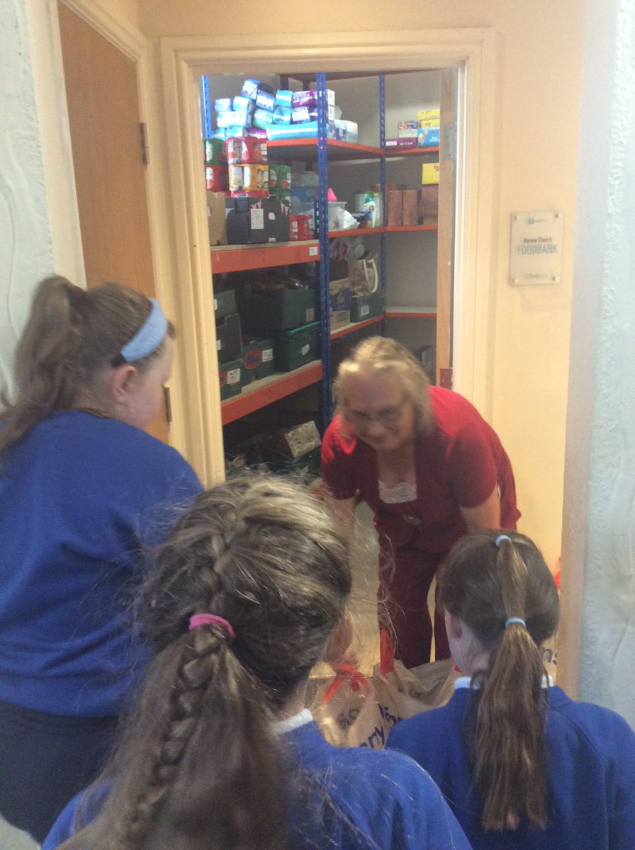 st_uttoxeter's tweet photo. Mini Vinnies delivering harvest food to the Uttoxeter food bank #harvest #foodbank #minivinnies #Uttoxeter https://t.co/oGbt7oV2nw