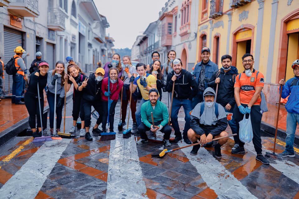 nicolasrmunoz's tweet photo. Con palos... pero de escoba 😉 recorriendo Cuenca... pero trapeando 😊 

Estos centennials son cosa seria 💪🏻 el sábado vamos de nuevo y estamos buscando apoyo de pintura para quitar grafitis 💯 https://t.co/IRhaHlxEVh