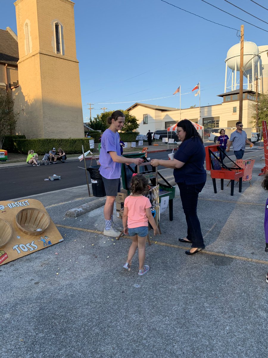 SigEpStMU's tweet photo. Midterms: ✅
Volunteering: ✅

Today was a beautiful day volunteering at the Alamo Heights Presbyterian Church Day School for their annual Fall Fling! The brothers of Texas Theta want to thank their community for having us help out once again for another successful year! https://t.co/STVt4DuQCz