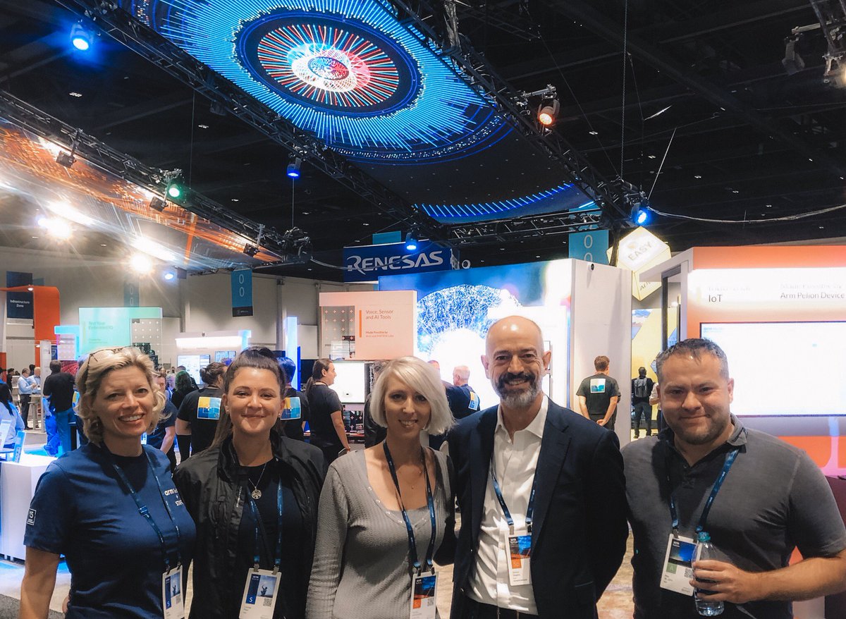 Fox0x01's tweet image. #ArmTechCon was amazing! 

Honored to have finally met the CEO of Arm @simonsegars. (: