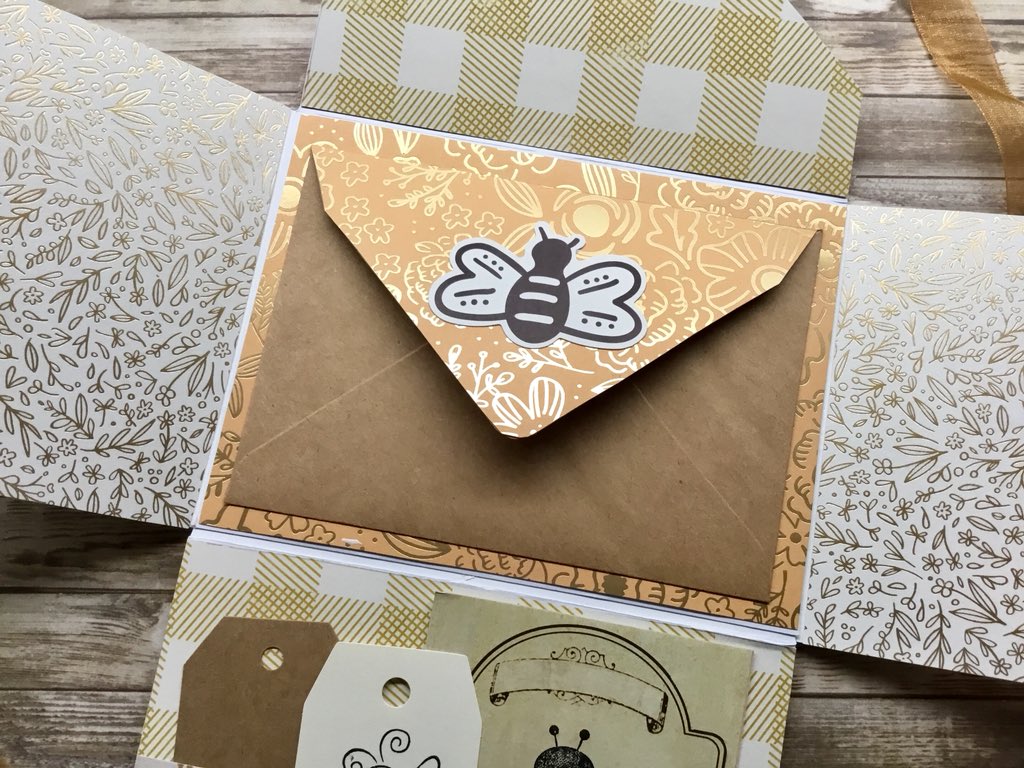 MuchnessOf's tweet photo. Working on something new 💙
#flipbook #flipjournal #smallalbum #scrapbookalbum #etsyshop #junkjournal https://t.co/e4UxExLkbS