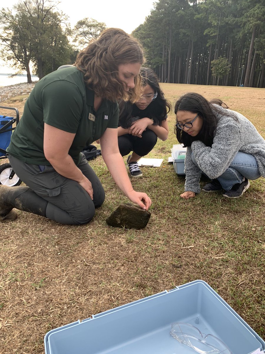 hly500's tweet photo. #MSHSScienceClub doing water quality testing with TVA representative, Jess Wykoff. We had a blast. Good news, our river is healthy! @mshstrojans @MSCSTrojans #ClaimIt https://t.co/UqBuszb7tp