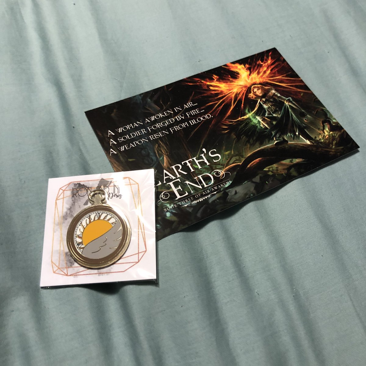 MapleBunnie's tweet image. This arrived today!!! #ironandinkdesigns @EliseKova 
Post cards hitting my reading corner can’t wait for my other postcard to arrive 😻 #airawakens