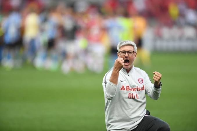 Psi1909_'s tweet photo. Obrigado por fazer o Inter ter alma guerreira novamente, obrigado pela explosão de comemoração à cada gol, obrigado por peitar CBF, var e todo sistema que agiu contra o Inter! #PelearSempre #FeitosDePaixão #AcreditarAtéOFinal 🔴⚪ https://t.co/YytthQghuX