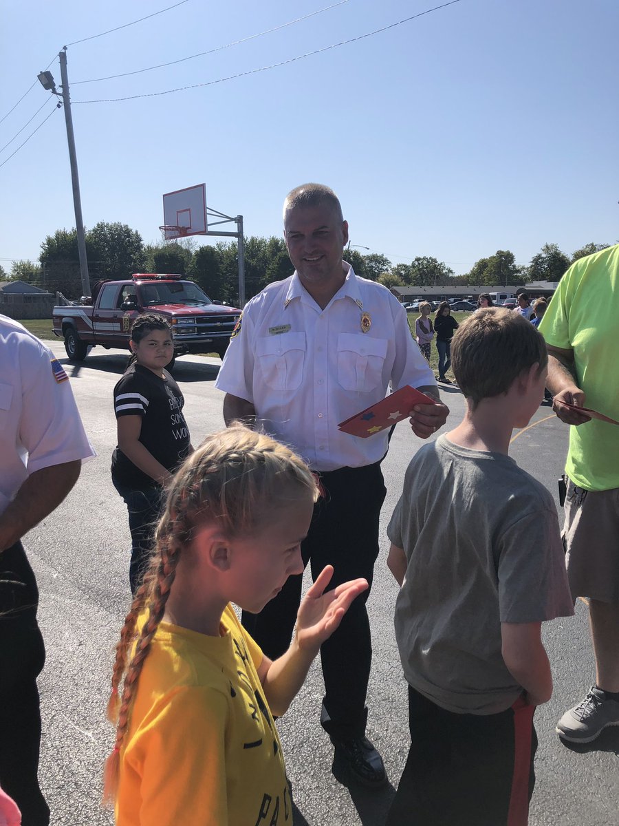 NVStuCouncil's tweet photo. Giving cards to our local firemen. @Northviewelem #kindnessmatters https://t.co/RD3jA2Rtyd