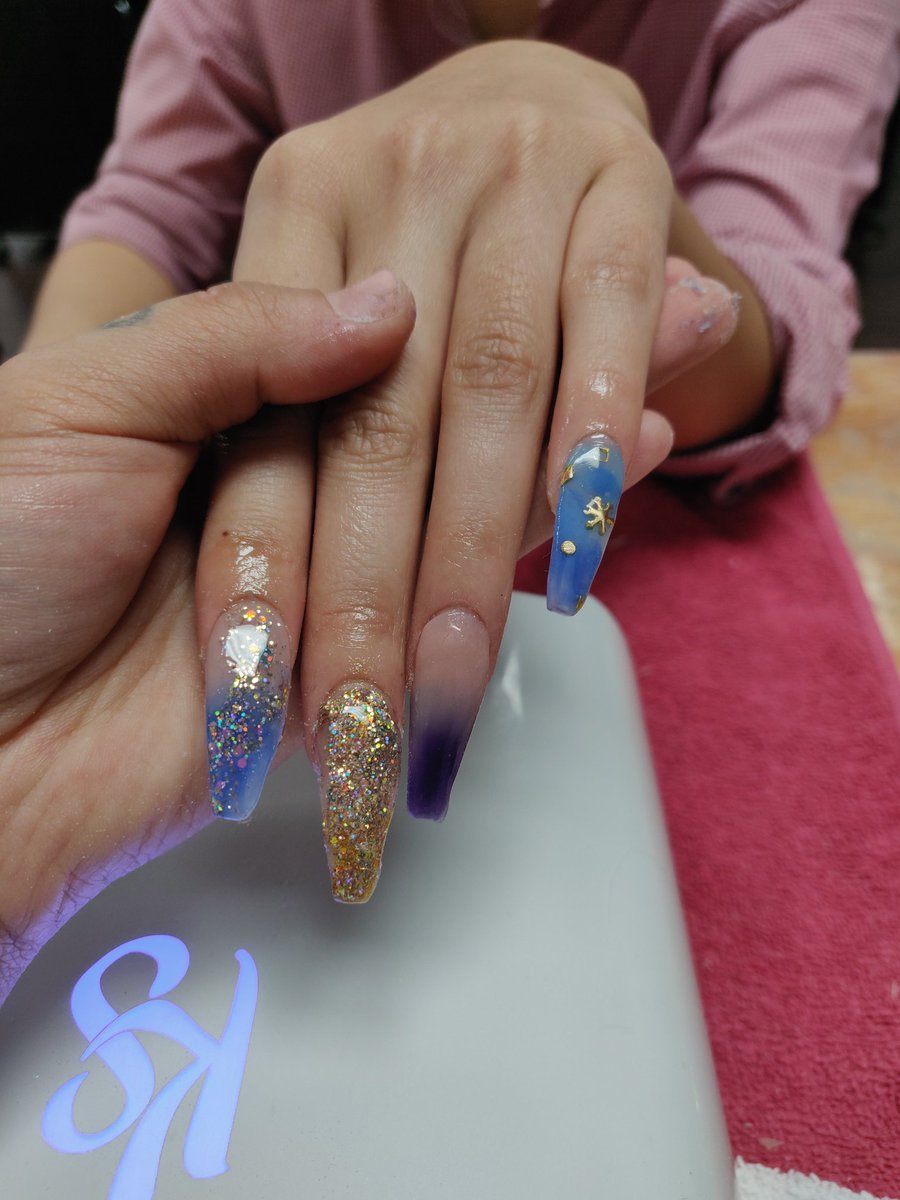 xraenails's tweet photo. mermaid inspired set 🤤💙 so proud of this one 
#xraenails #dfwnailtech #arlingtonnailtech #amsoa #longnails #bluenails #ombre #acrylic #nailporn #glitternails #nails #nailgang https://t.co/dDHSMOobmR