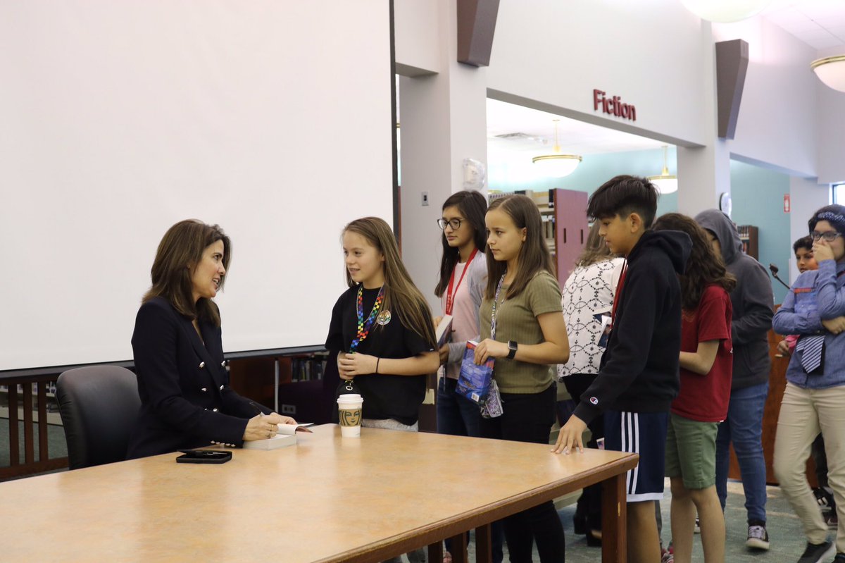 G8wayLibrary's tweet image. Thanks for opening up a whole new world for our students! @jencerv Our students and teachers really enjoyed your presentation.  Thank you for inspiring, motivating and exciting our students about reading and writing! #LibrariesTransformTX #authorvisit #reading #TeenTober