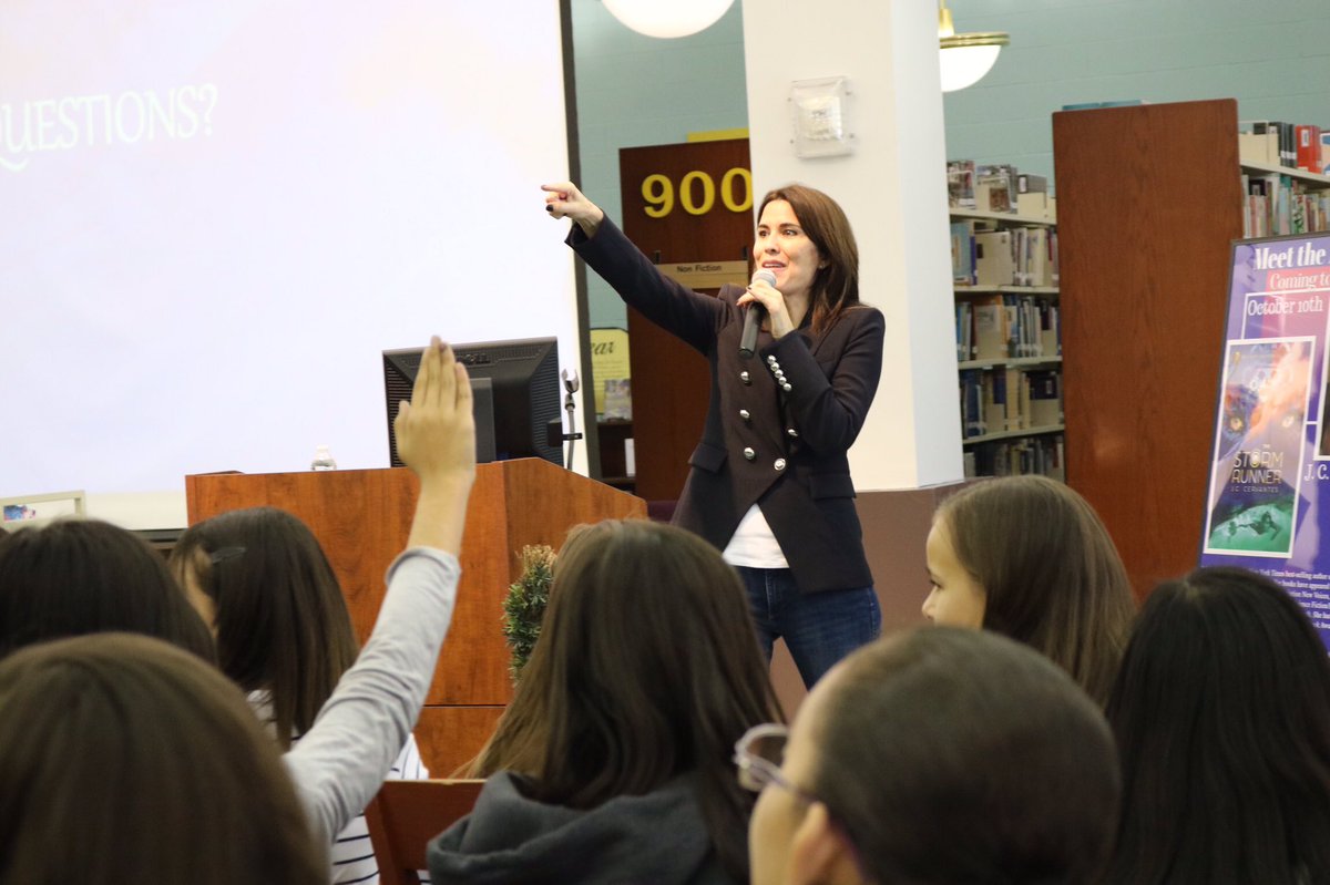 G8wayLibrary's tweet image. Thanks for opening up a whole new world for our students! @jencerv Our students and teachers really enjoyed your presentation.  Thank you for inspiring, motivating and exciting our students about reading and writing! #LibrariesTransformTX #authorvisit #reading #TeenTober