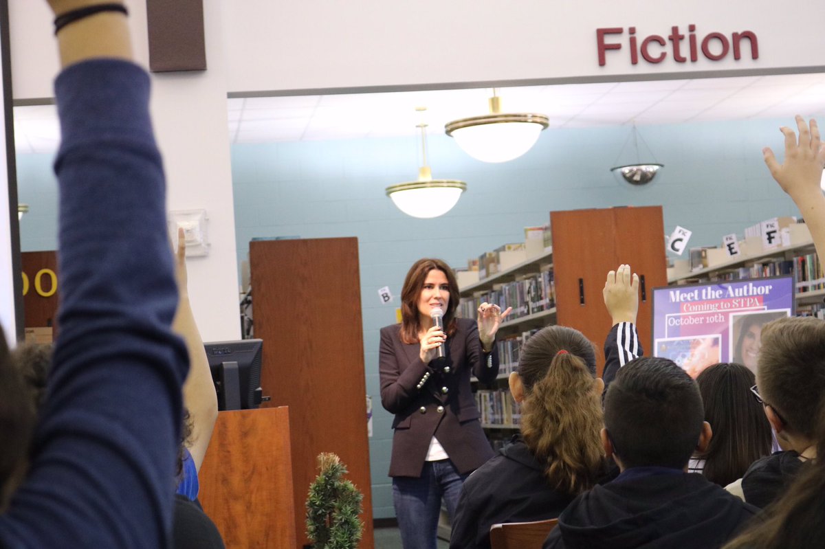 G8wayLibrary's tweet image. Thanks for opening up a whole new world for our students! @jencerv Our students and teachers really enjoyed your presentation.  Thank you for inspiring, motivating and exciting our students about reading and writing! #LibrariesTransformTX #authorvisit #reading #TeenTober