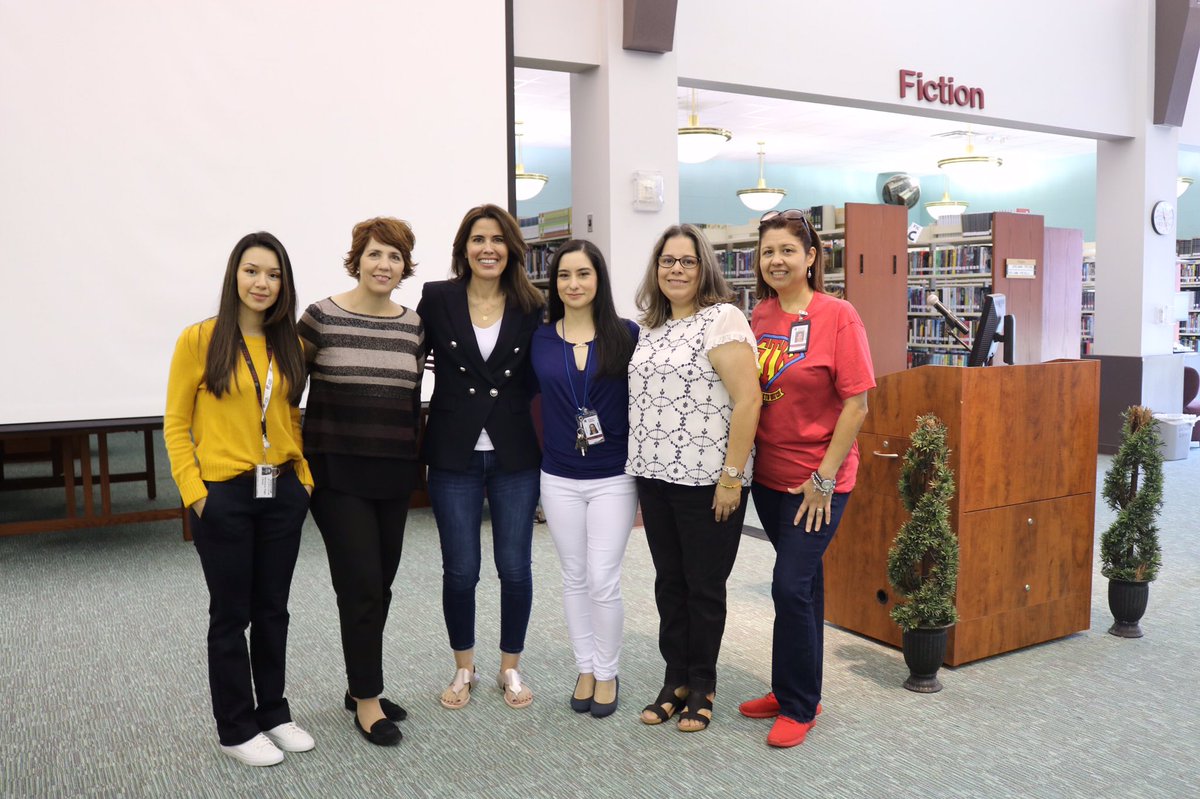 G8wayLibrary's tweet image. Thanks for opening up a whole new world for our students! @jencerv Our students and teachers really enjoyed your presentation.  Thank you for inspiring, motivating and exciting our students about reading and writing! #LibrariesTransformTX #authorvisit #reading #TeenTober