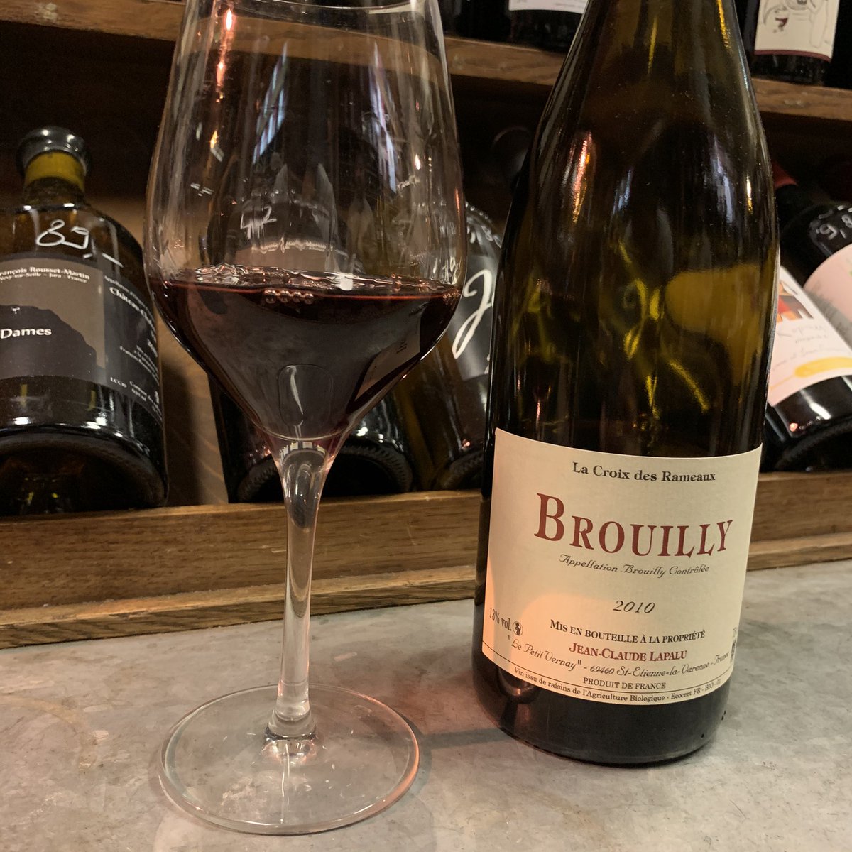 lastringent_'s tweet photo. “Apéro de travail” avec @nibuniconnu, on a bu de bien jolies choses à la Cave du Panthéon. En particulier ce Brouilly “la Croix des Rameaux” 2010 de Jean-Claude Lapalu à maturité mais qui en a encore beaucoup sous la pédale. Le gamay veillit à merveille, gardez vos Beaujolais ! https://t.co/1GKqbfUXsa