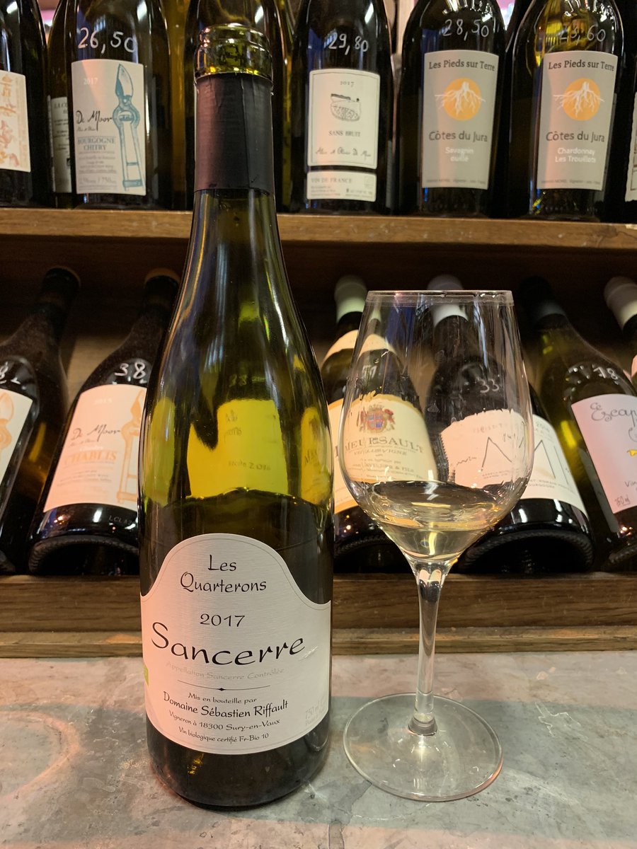 lastringent_'s tweet photo. “Apéro de travail” avec @nibuniconnu, on a bu de bien jolies choses à la Cave du Panthéon. En particulier ce Brouilly “la Croix des Rameaux” 2010 de Jean-Claude Lapalu à maturité mais qui en a encore beaucoup sous la pédale. Le gamay veillit à merveille, gardez vos Beaujolais ! https://t.co/1GKqbfUXsa