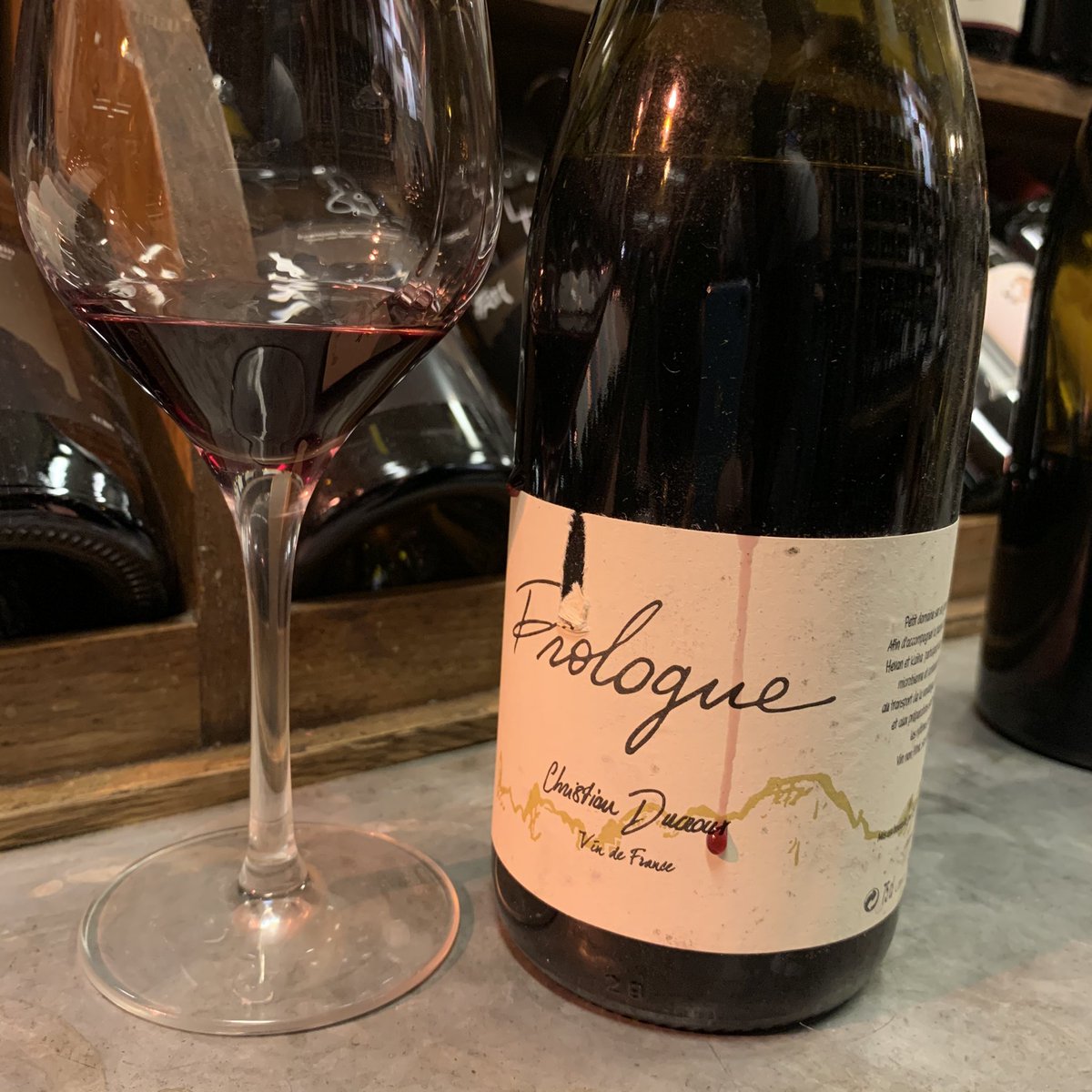 “Apéro de travail” avec <a href="/nibuniconnu/">nibuniconnu</a>, on a bu de bien jolies choses à la Cave du Panthéon. En particulier ce Brouilly “la Croix des Rameaux” 2010 de Jean-Claude Lapalu à maturité mais qui en a encore beaucoup sous la pédale. Le gamay veillit à merveille, gardez vos Beaujolais !