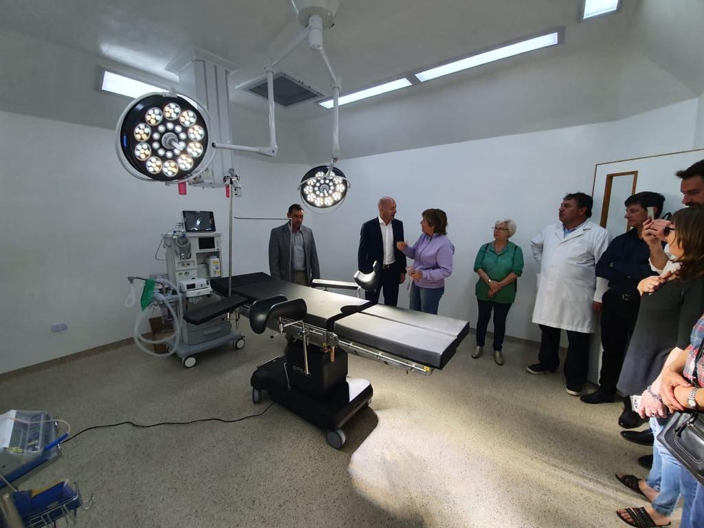 andresscarsi's tweet photo. Con @leonardobusso y @Ramon_Canosa inauguramos los nuevos quirófanos y terapia intensiva del Hospital Las Flores, que junto a la incorporación del tomógrafo, la obra del tablero electrónico y la nueva guardia han transformado al centro modernizándolo en su totalidad 🏥 https://t.co/D4BwRqjASS