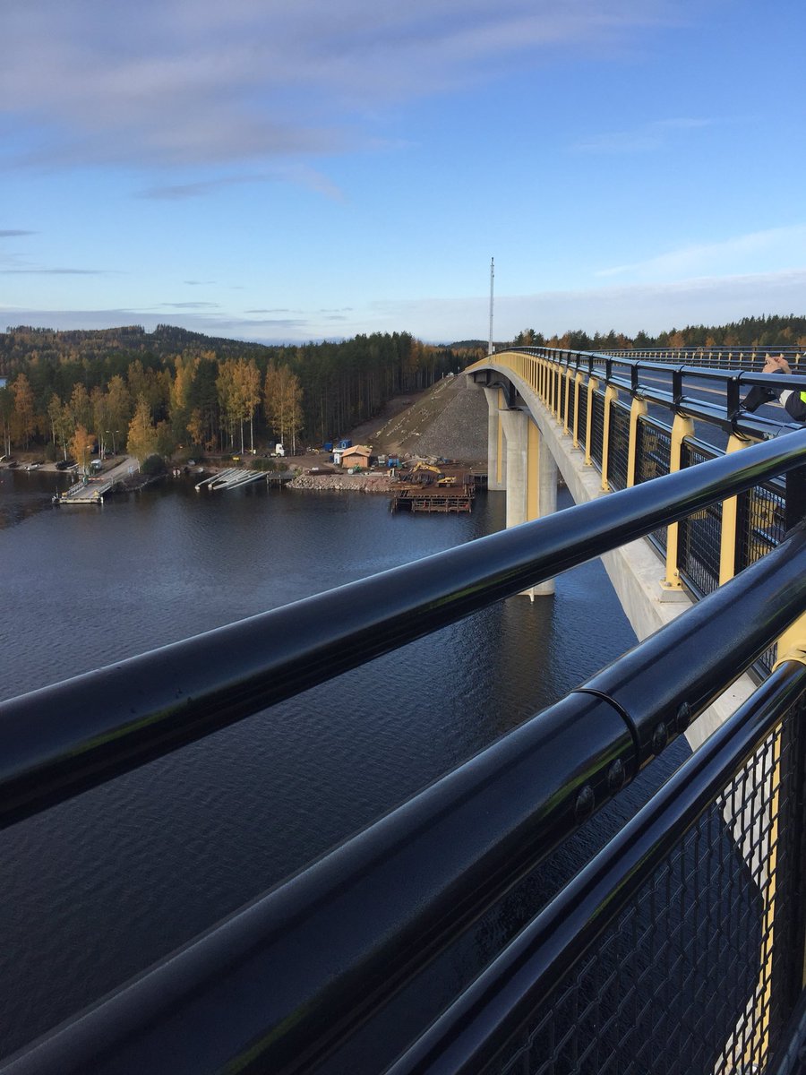 Tiistaina automaattiajoneuvon kyydissä, torstaina vierailu Vekaransalmen uudella sillalla. Upea GraniittiKallion rakentama silta. Molemmissa digi vahvasti mukana. Näissä hommissa pääsee moneen mukaan. #Vekaransalmi