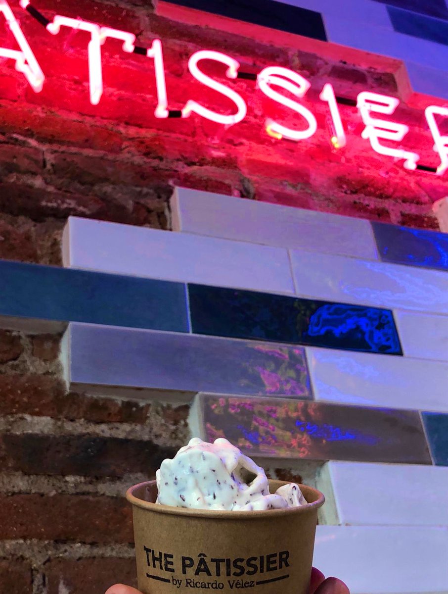 “Strachatela de Manjari” by <a href="/ThePatissierRv/">The Pâtissier</a> Helados, q abre hasta las 23h. 
En lugar de tarrina hubiera pedido un cubo...