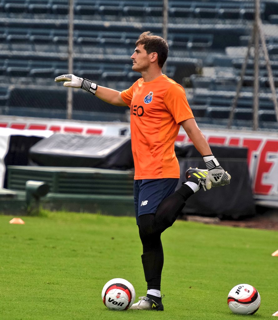 IkerCasillas's tweet photo. Sabéis donde fue tomada esta foto? #FelizJueves #tbt https://t.co/YuwewKx2oJ