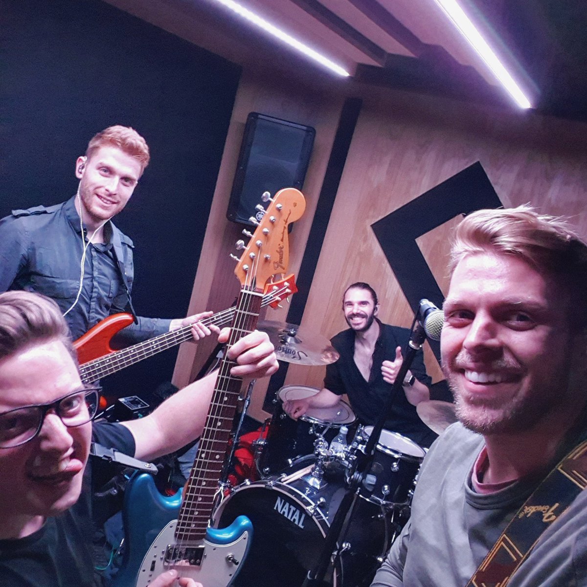 Hello.
It's ya boys.