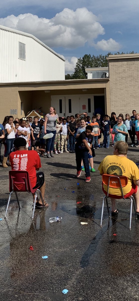 EaglesSouthwest's tweet photo. 🗣We Water 💦 Ballooned 🎈 Mr.B and Mr.C all for a GreatCause❣️ Their students were ready to #SoakTHEM💧#FayetteCares @suptking I think the #ChiefInCharge even got in on the FUN 🤸♀️@FayetteCares ☀️ https://t.co/0D7hpzSsxO
