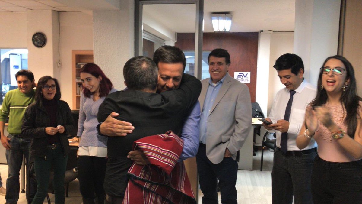 TeresaArboleda's tweet photo. Nuestro equipo periodístico con ⁦@alexcevallos88⁩ salió del ágora de la Casa de la Cultura y ya está en las instalaciones de Ecuavisa. https://t.co/KBt6u6WBof