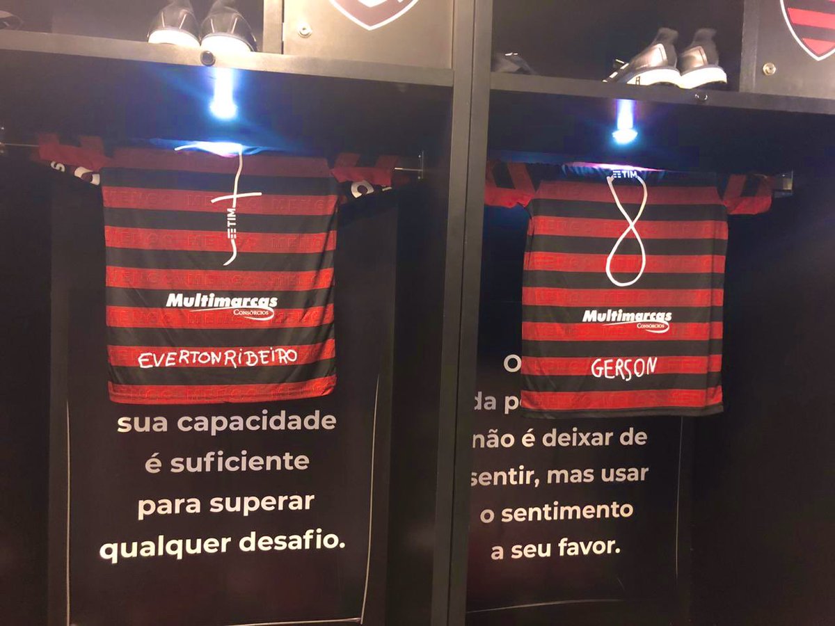 Flamengo's tweet photo. Jogaremos hoje com um Manto especial! Crianças de seis institutos de caridade desenharam a numeração e o nome de cada atleta do elenco profissional. As camisas serão doadas posteriormente para todas as instituições participantes. #FLAxCAM #CRF https://t.co/66Ef16BLCt